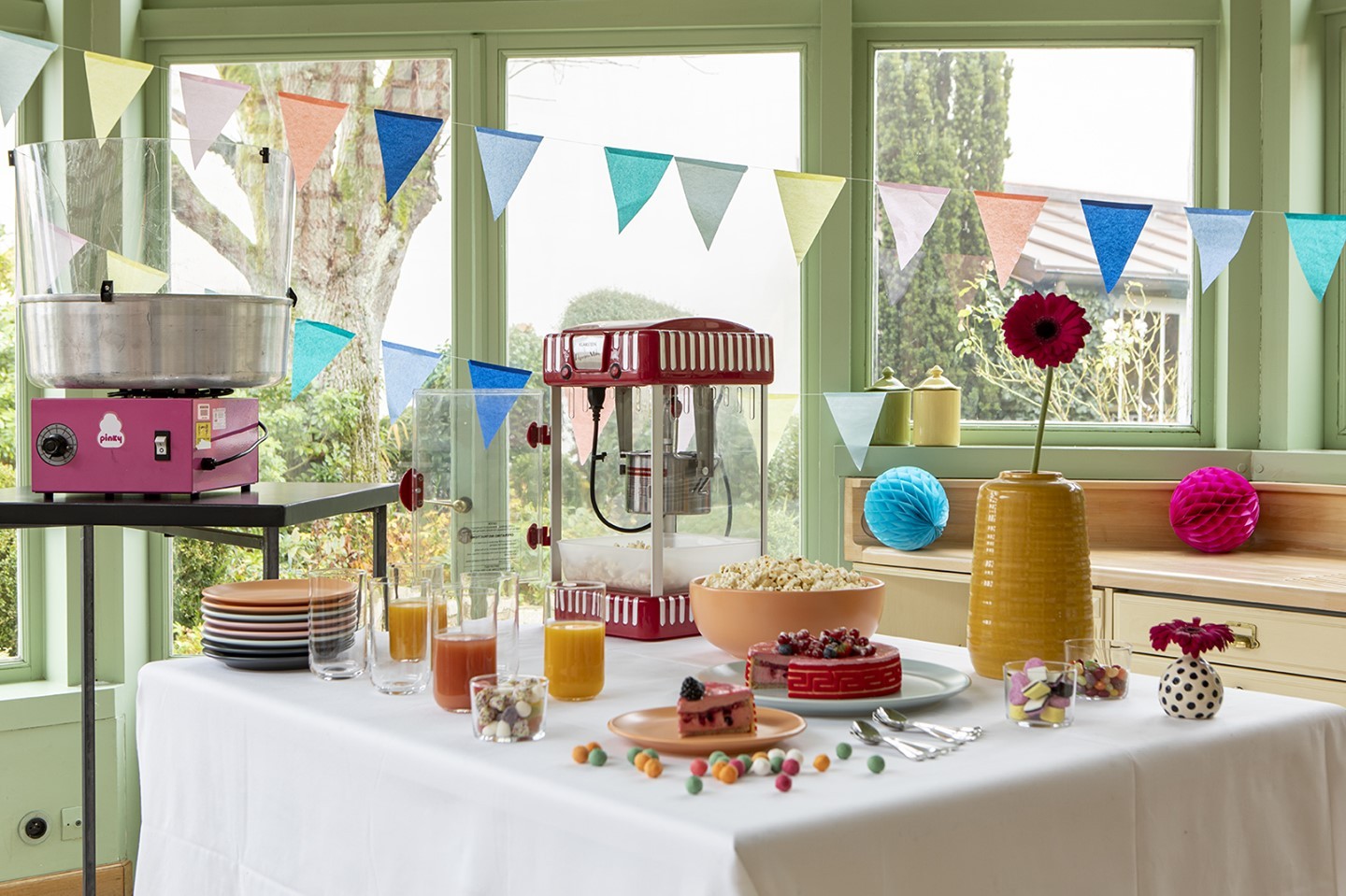Un goûter d'enfant ou une fête d'anniversaire se prépare ? Réalisez un buffet coloré et gourmand avec la vaisselle et les machines d'animation Pop's ! 